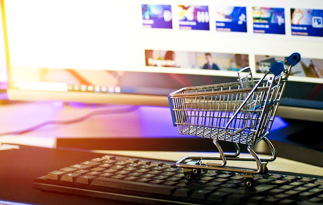 carrinho de compras em cima de um teclado representando o e-commerce e bopis