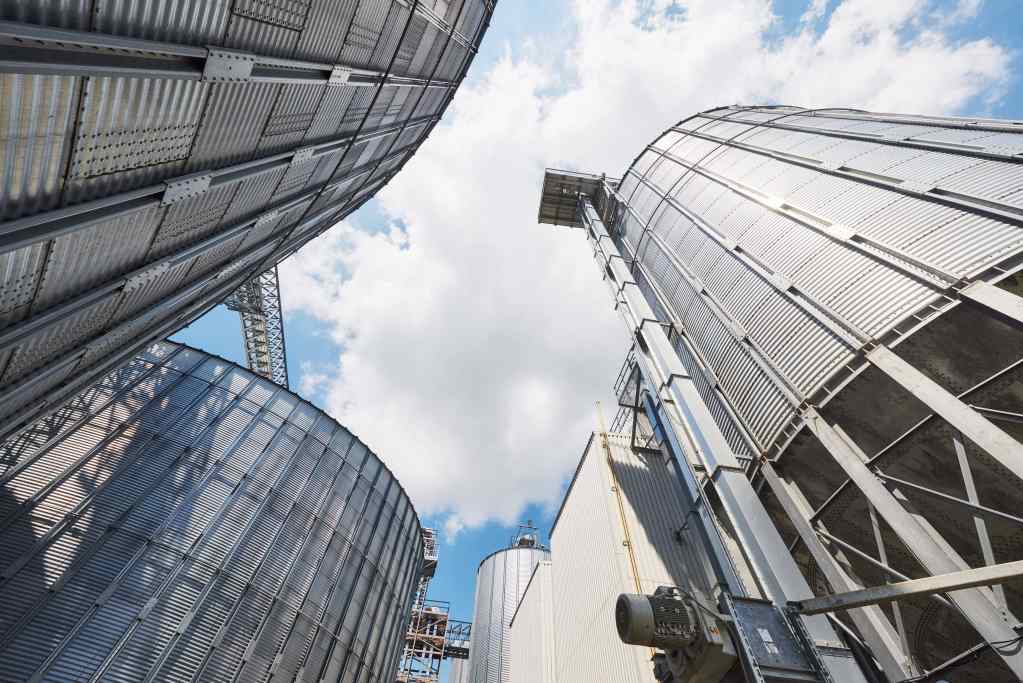 Imagem de 3 silos (containers) cilindricos do agronegócio.