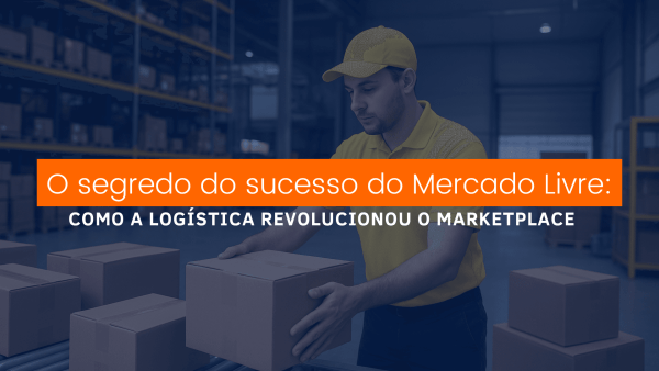 Funcionário de logística movimentando caixas em armazém organizado, representando a eficiência nos processos de distribuição.