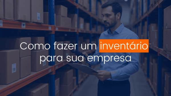 Gestor de armazém realizando inventário com prancheta e leitor de código de barras em um depósito organizado.