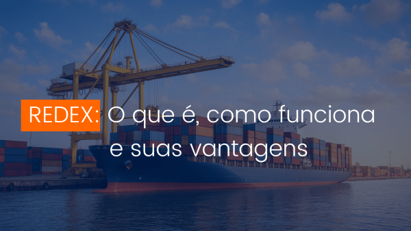 Navio porta-contêiner atracado em terminal portuário com guindaste e pilhas de contêineres