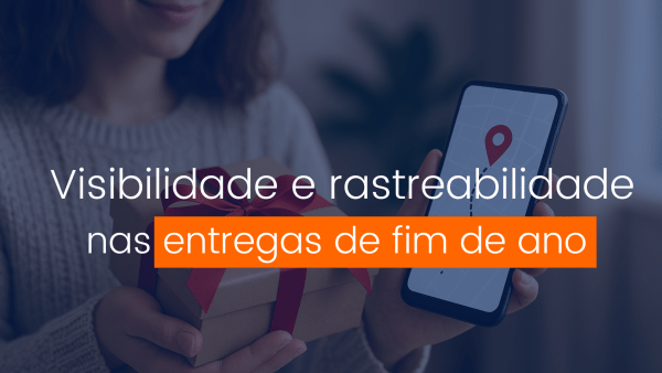 Pessoa segurando um presente embrulhado e exibindo, no celular, uma tela de rastreamento com marcador de localização.