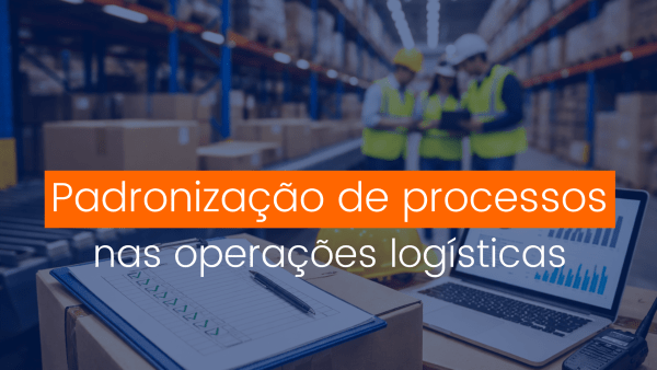 Padronização de processos em um armazém logístico moderno, com equipe analisando dados e organizando operações.
